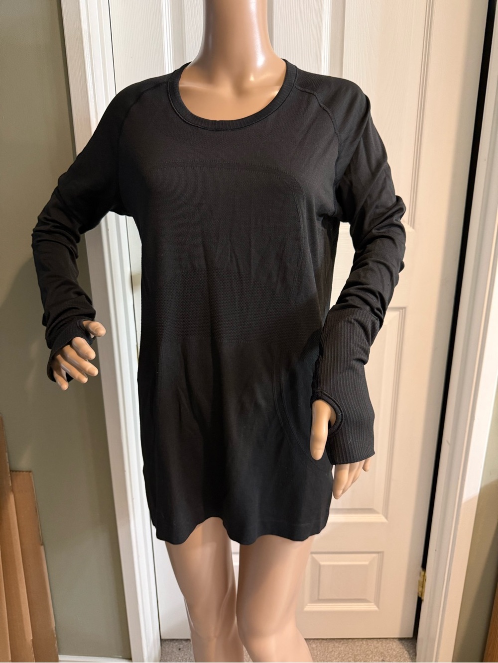 Lululemon Womens Black Long Sleeve Crew Neck Pullover Top Size 12 Thumbholes
